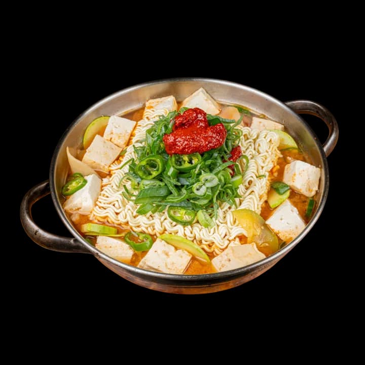호박과 두부, 고추를 올려 뚝배기에 끓여 낸 특미 된장찌개