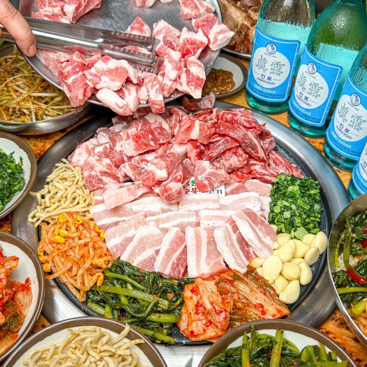 고기와 밑반찬, 사리를 한 판에 담아낸 심원 숯불구이 정찬 한 상