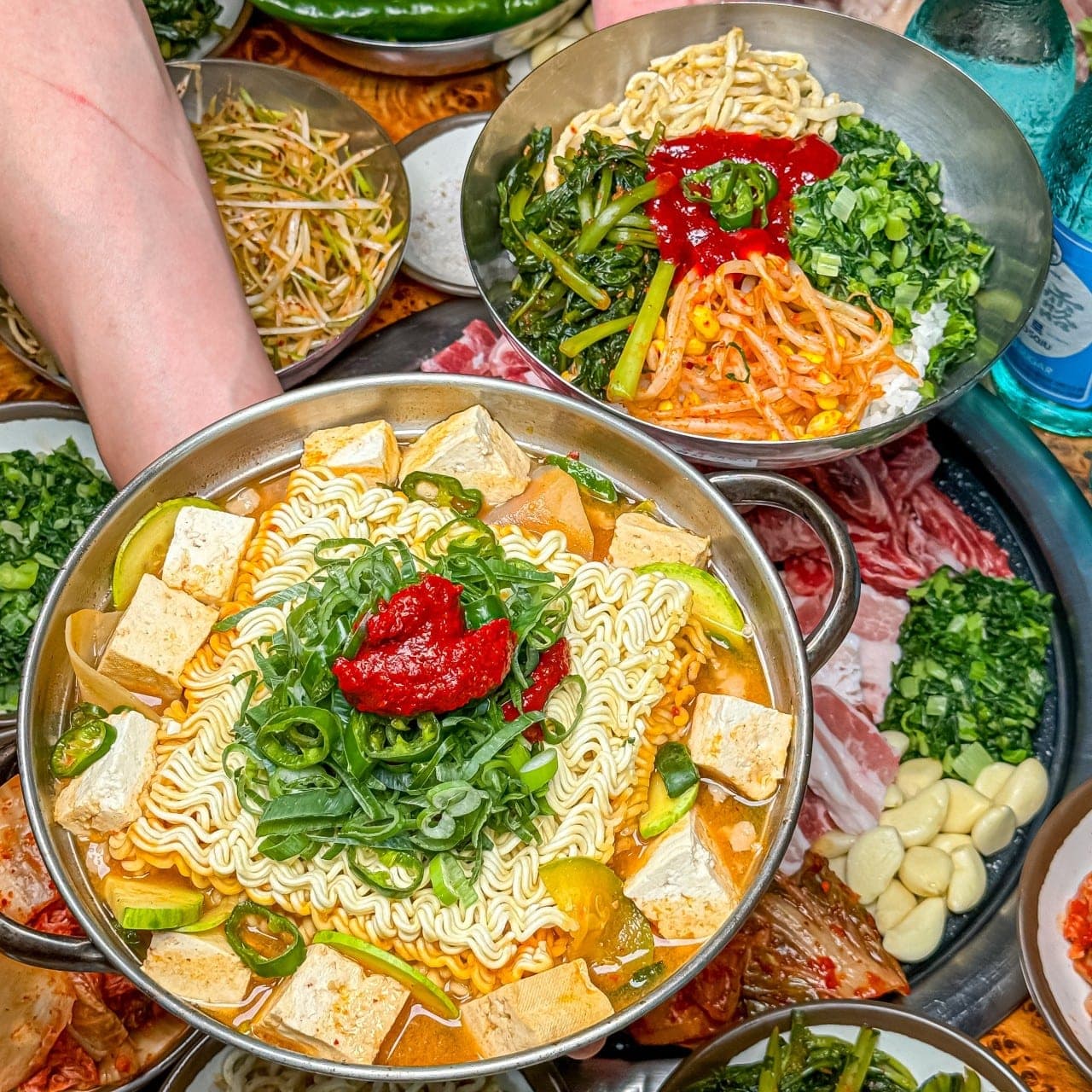 두부와 라면 사리, 청양고추를 올려 끓여 낸 심원 전통 된장찌개 한 냄비